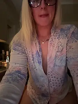 Snapshot of Barbie_26 chatting on 03/16/25, 10:09 Barbie 26 online show from 03/16/25, 10:09