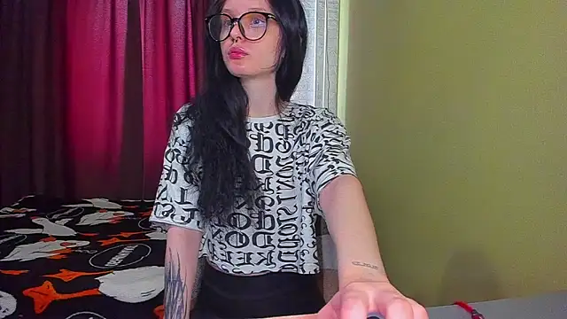 Snapshot of Hi_Kitti chatting on 03/11/25, 06:53 Hi Kitti online show from 03/11/25, 06:53