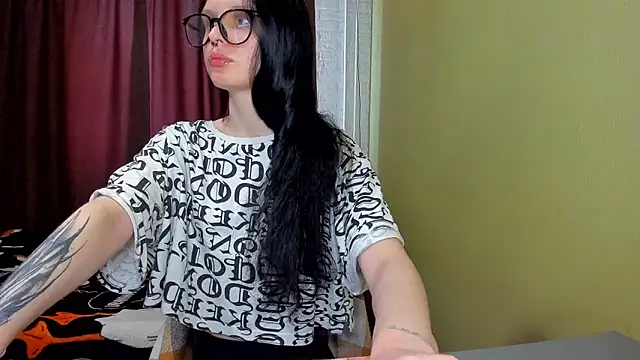 Snapshot of Hi_Kitti chatting on 03/11/25, 10:51 Hi Kitti online show from 03/11/25, 10:51