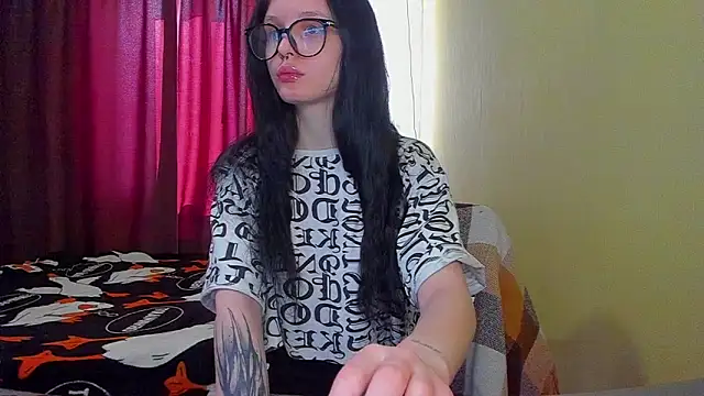 Snapshot of Hi_Kitti chatting on 03/13/25, 05:11 Hi Kitti online show from 03/13/25, 05:11