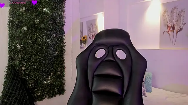 Ashley Evans18 online show from 11/20/25, 12:49