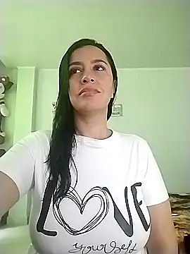 Snapshot of hailey85 chatting on 10/18/25, 07:25 hailey85 online show from 10/18/25, 07:25