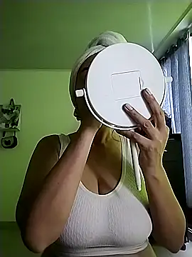 Snapshot of hailey85 chatting on 11/02/25, 07:49 hailey85 online show from 11/02/25, 07:49