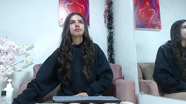 Snapshot of dafne_queenn chatting on 01/13/25, 12:24 dafne queenn online show from 01/13/25, 12:24
