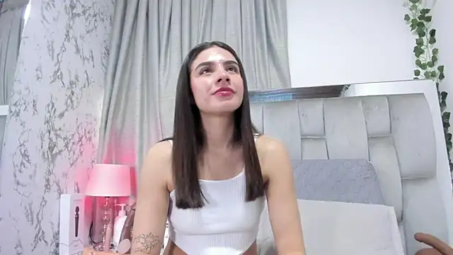 Snapshot of dafne_queenn chatting on 09/18/25, 01:02 dafne queenn online show from 09/18/25, 01:02