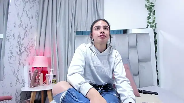 Snapshot of dafne_queenn chatting on 09/30/25, 12:54 dafne queenn online show from 09/30/25, 12:54