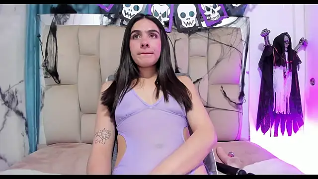 dafne queenn online show from 10/17/25, 12:52