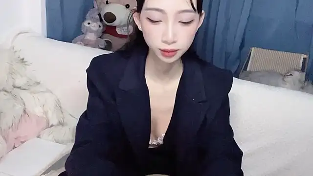 Snapshot of Lili-2 chatting on 11/23/25, 04:18 Lili-2 online show from 11/23/25, 04:18