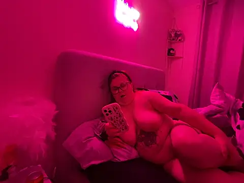Snapshot of Tallulah-mae-xoxox chatting on 01/11/25, 03:13 Tallulah-mae-xoxox online show from 01/11/25, 03:13