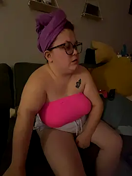 Snapshot of Tallulah-mae-xoxox chatting on 09/14/25, 06:29 Tallulah-mae-xoxox online show from 09/14/25, 06:29