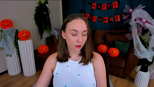 Snapshot of TrueReincarnation chatting on 10/27/25, 04:11 TrueReincarnation online show from 10/27/25, 04:11