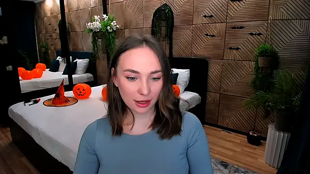 Snapshot of TrueReincarnation chatting on 10/28/25, 04:09 TrueReincarnation online show from 10/28/25, 04:09