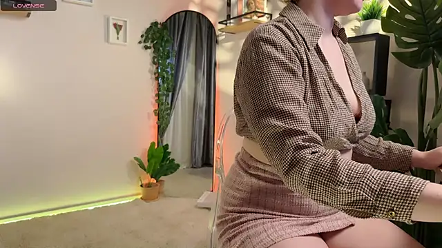 Snapshot of Lella_Ryann_ chatting on 03/19/25, 12:01 Lella Ryann online show from 03/19/25, 12:01
