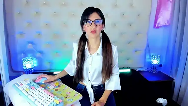  jade white  online show from 02/12/25, 12:33