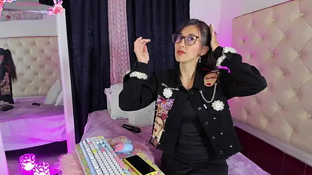  jade white  online show from 03/04/25, 12:22