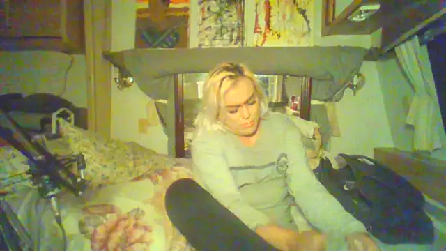 Snapshot of HoneyBdaQueen chatting on 10/21/25, 07:53 HoneyBdaQueen online show from 10/21/25, 07:53