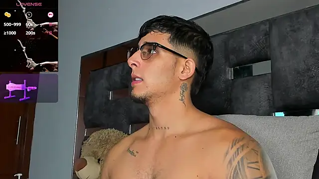 iamcamiloo  online show from 10/23/25, 04:56