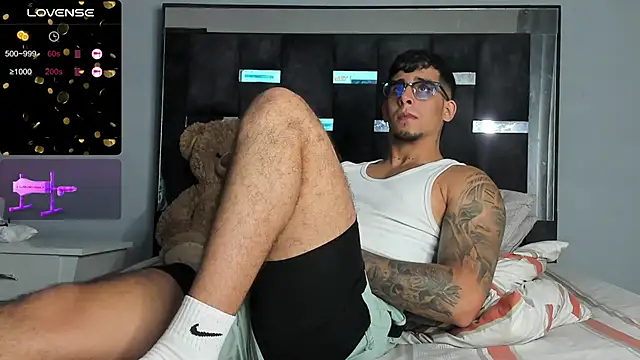 iamcamiloo  online show from 11/11/25, 04:12