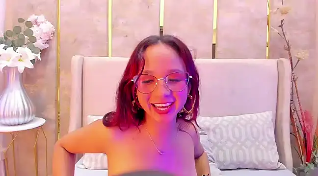 Snapshot of MelanieRoah chatting on 03/22/25, 01:54 MelanieRoah online show from 03/22/25, 01:54