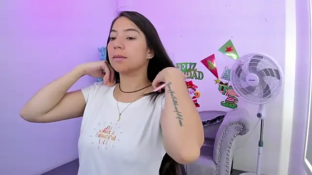 Snapshot of Ema_louis_ chatting on 12/17/24, 12:22 Ema louis online show from 12/17/24, 12:22