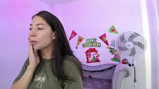 Snapshot of Ema_louis_ chatting on 12/28/24, 11:52 Ema louis online show from 12/28/24, 11:52