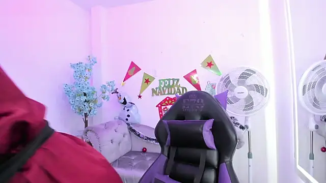 Snapshot of Ema_louis_ chatting on 12/30/24, 08:47 Ema louis online show from 12/30/24, 08:47