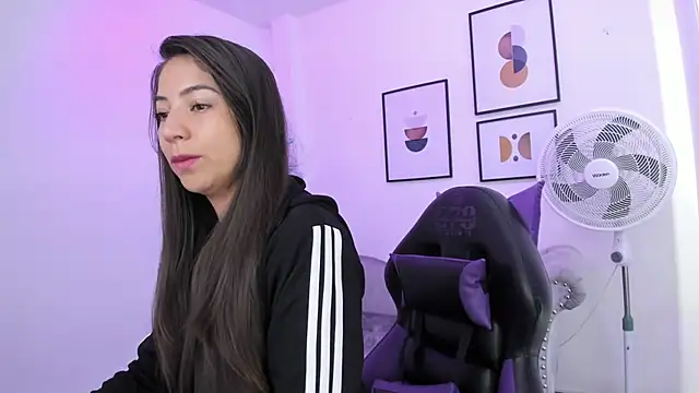 Snapshot of Ema_louis_ chatting on 01/09/25, 12:30 Ema louis online show from 01/09/25, 12:30