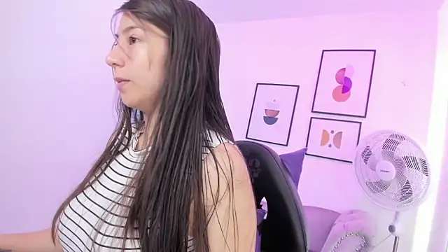 Snapshot of Ema_louis_ chatting on 01/16/25, 12:31 Ema louis online show from 01/16/25, 12:31