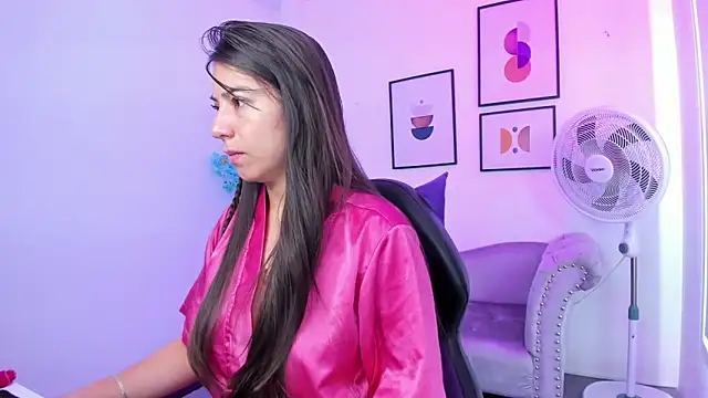 Snapshot of Ema_louis_ chatting on 01/19/25, 12:39 Ema louis online show from 01/19/25, 12:39