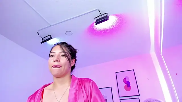 Snapshot of Ema_louis_ chatting on 01/19/25, 03:42 Ema louis online show from 01/19/25, 03:42