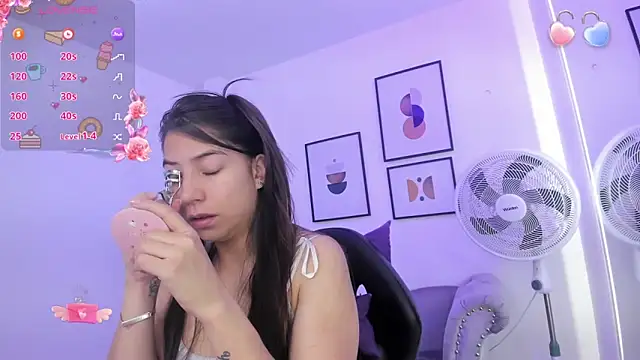 Snapshot of Ema_louis_ chatting on 01/28/25, 12:43 Ema louis online show from 01/28/25, 12:43