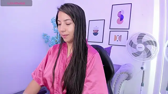 Snapshot of Ema_louis_ chatting on 01/29/25, 12:24 Ema louis online show from 01/29/25, 12:24