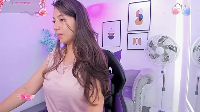 Snapshot of Ema_louis_ chatting on 02/03/25, 12:47 Ema louis online show from 02/03/25, 12:47