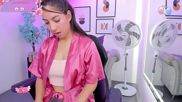 Snapshot of Ema_louis_ chatting on 02/13/25, 04:50 Ema louis online show from 02/13/25, 04:50