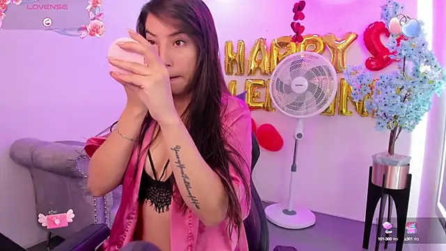 Snapshot of Ema_louis_ chatting on 02/18/25, 12:28 Ema louis online show from 02/18/25, 12:28