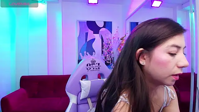 Snapshot of Ema_louis_ chatting on 02/19/25, 10:23 Ema louis online show from 02/19/25, 10:23