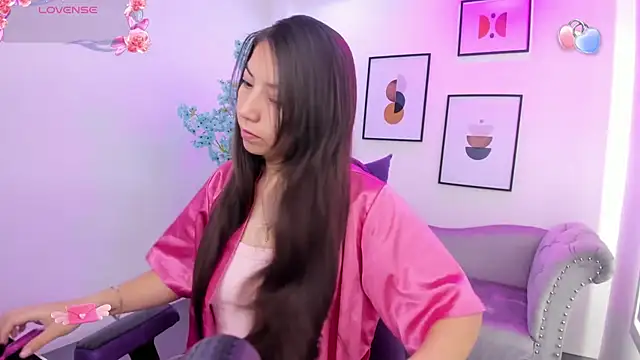 Snapshot of Ema_louis_ chatting on 02/20/25, 12:36 Ema louis online show from 02/20/25, 12:36