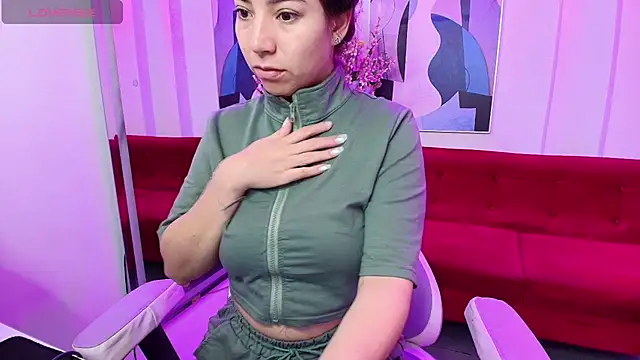 Snapshot of Ema_louis_ chatting on 03/17/25, 12:35 Ema louis online show from 03/17/25, 12:35