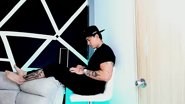 JUSTIN FULLER1 online show from 10/18/25, 07:14