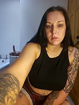 Snapshot of Meganroxtattoo chatting on 09/19/25, 04:03 Meganroxtattoo online show from 09/19/25, 04:03