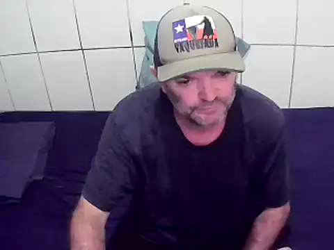 Snapshot of pierdona chatting on 01/05/25, 12:42 pierdona online show from 01/05/25, 12:42