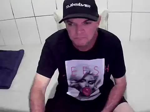 Snapshot of pierdona chatting on 02/19/25, 07:38 pierdona online show from 02/19/25, 07:38