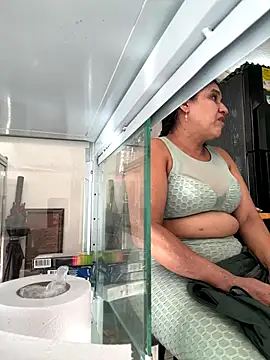 Snapshot of siri_duque chatting on 10/31/25, 08:32 siri duque online show from 10/31/25, 08:32