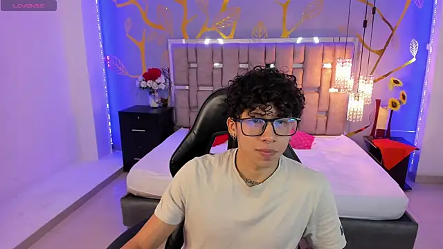 Snapshot of AkazaBoy_ chatting on 03/19/25, 04:14 AkazaBoy online show from 03/19/25, 04:14