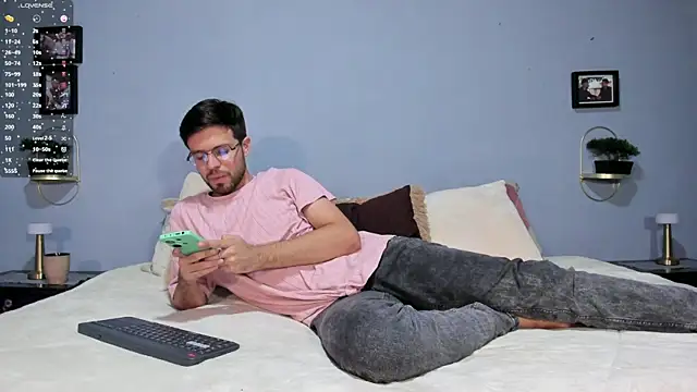 Snapshot of ETHAN_ADAM chatting on 01/03/25, 11:23 ETHAN ADAM online show from 01/03/25, 11:23