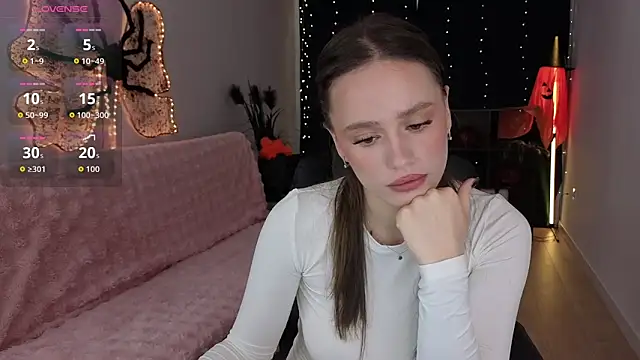 Snapshot of Emillias chatting on 10/22/25, 07:19 Emillias online show from 10/22/25, 07:19