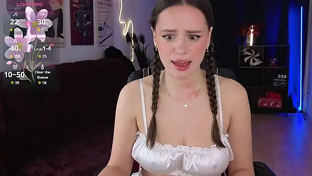 Snapshot of Emillias chatting on 11/17/25, 02:01 Emillias online show from 11/17/25, 02:01