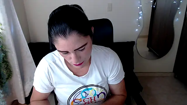 Snapshot of LUCY_LI chatting on 12/06/24, 12:27 LUCY LI online show from 12/06/24, 12:27