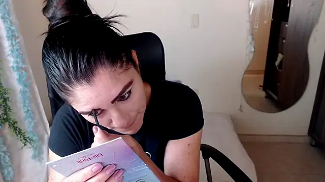 Snapshot of LUCY_LI chatting on 12/07/24, 10:01 LUCY LI online show from 12/07/24, 10:01