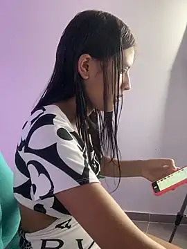 Snapshot of _18_laura chatting on 12/27/24, 08:39 18 laura online show from 12/27/24, 08:39